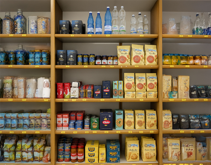 Angolo dispensa del Panificio Carboni a Carbonate con prodotti alimentari in vendita.