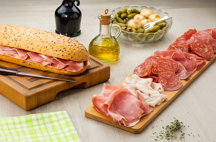 Panino artigianale farcito con prosciutto crudo e preparato al momento dal Panificio Carboni.